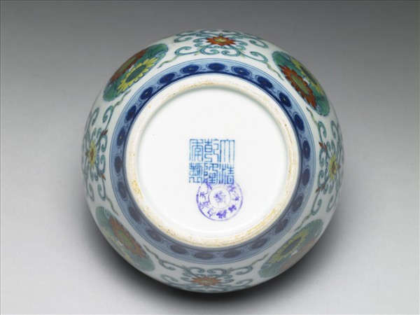 鬥彩團花紋蓋罐