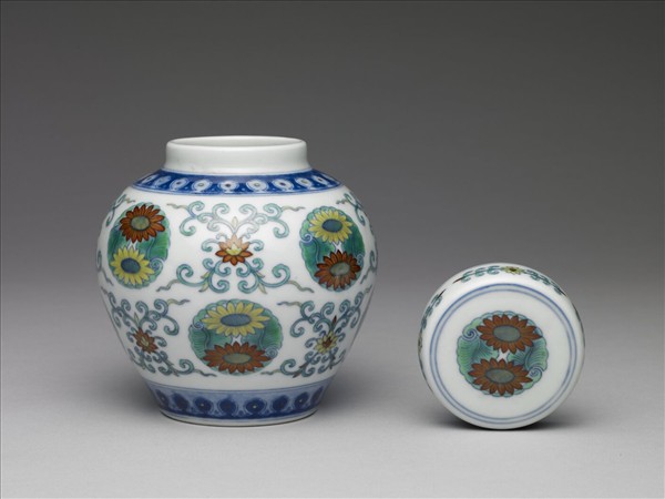 鬥彩團花紋蓋罐