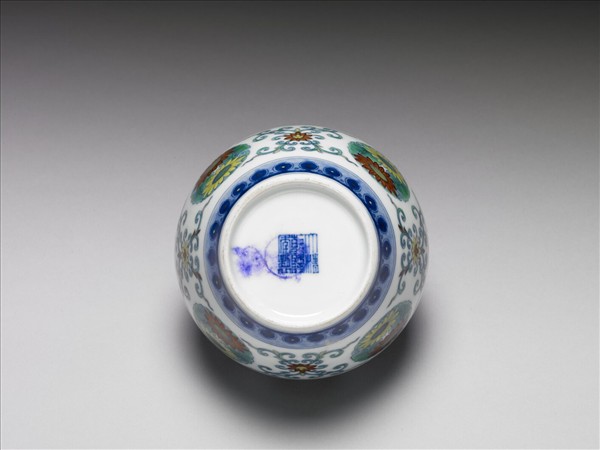 鬥彩團花紋蓋罐