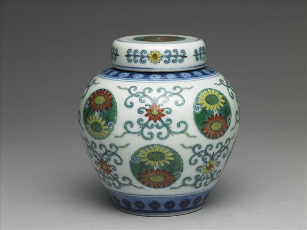 鬥彩團花紋蓋罐