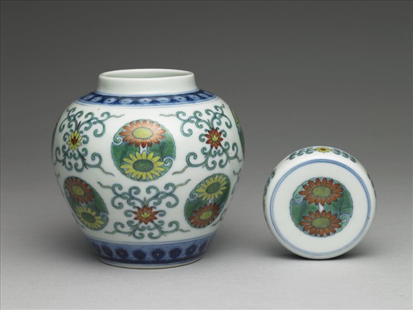 鬥彩團花紋蓋罐