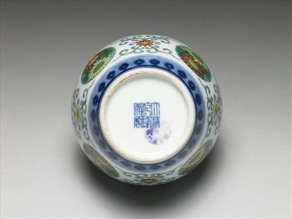 鬥彩團花紋蓋罐