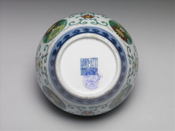 鬥彩團花紋蓋罐