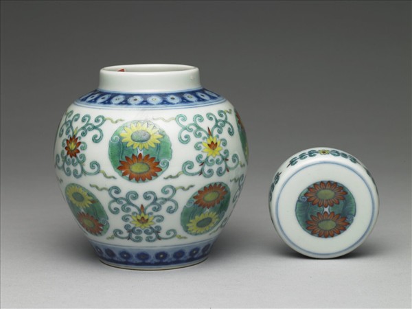 鬥彩團花紋蓋罐