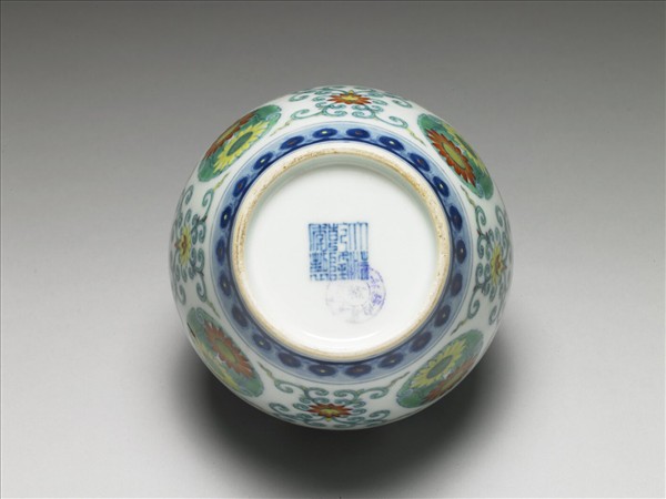 鬥彩團花紋蓋罐