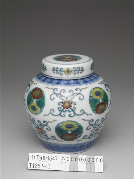 鬥彩團花紋蓋罐