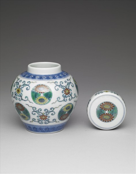 鬥彩團花紋蓋罐