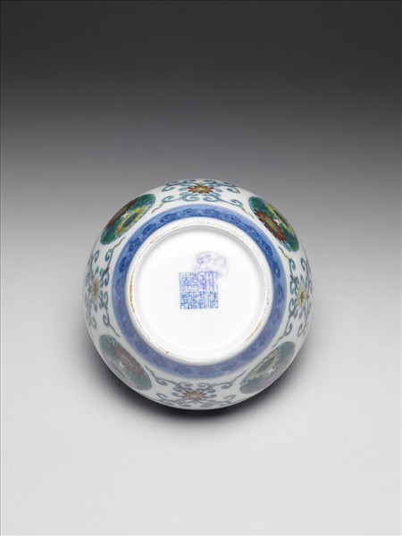 鬥彩團花紋蓋罐