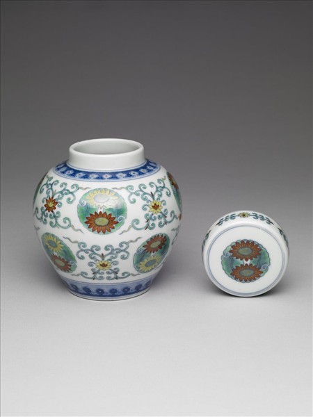 鬥彩團花紋蓋罐