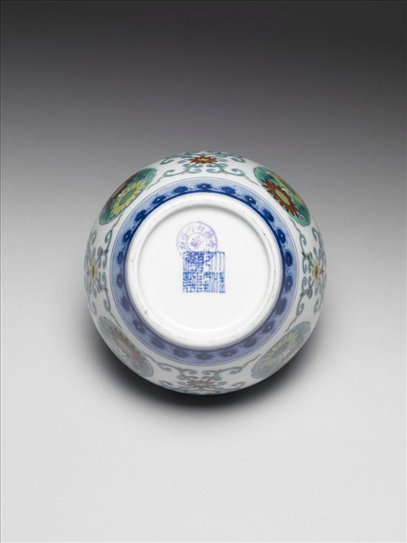 鬥彩團花紋蓋罐