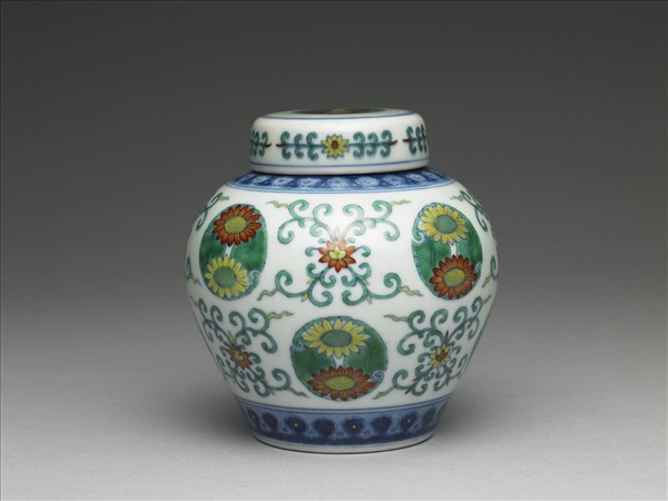 鬥彩團花紋蓋罐