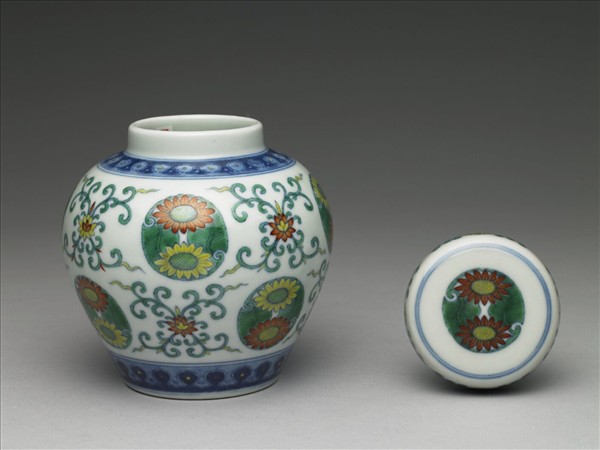 鬥彩團花紋蓋罐