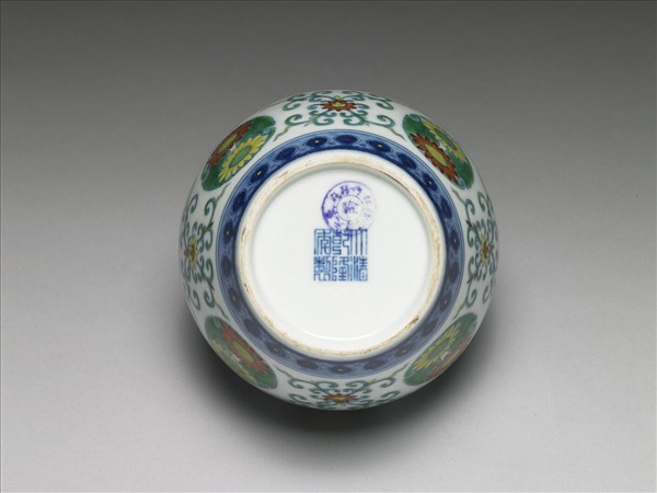 鬥彩團花紋蓋罐