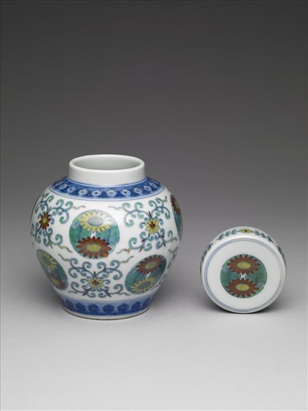 鬥彩團花紋蓋罐