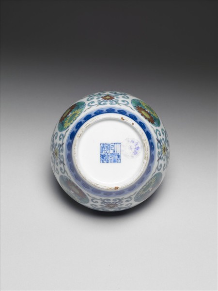 鬥彩團花紋蓋罐