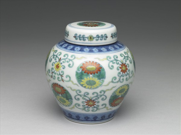 鬥彩團花紋蓋罐