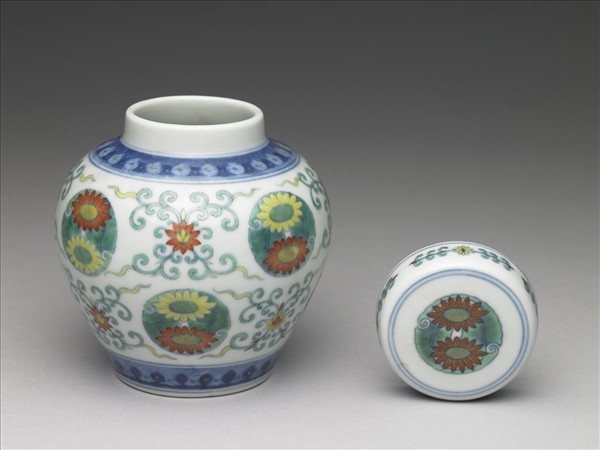 鬥彩團花紋蓋罐