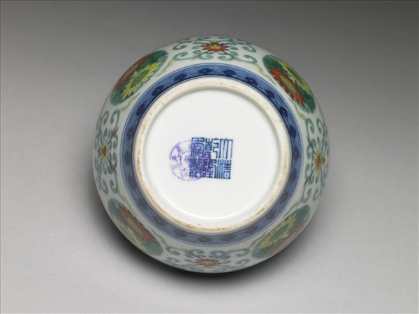 鬥彩團花紋蓋罐