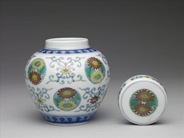 鬥彩團花紋蓋罐