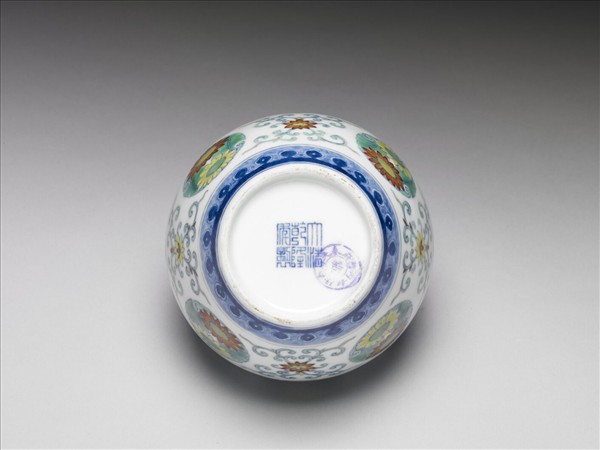 鬥彩團花紋蓋罐