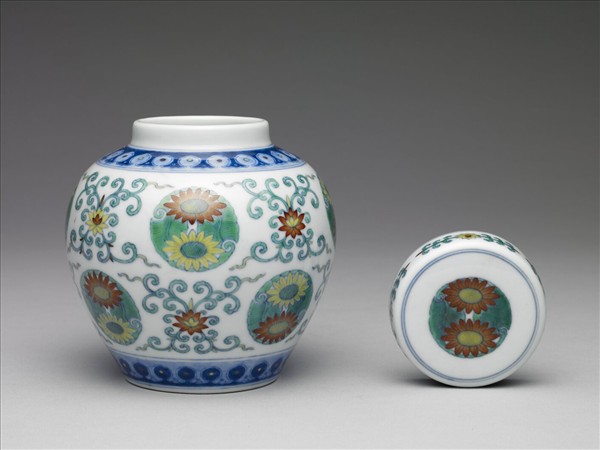 鬥彩團花紋蓋罐