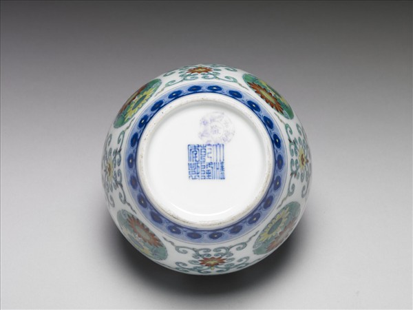 鬥彩團花紋蓋罐