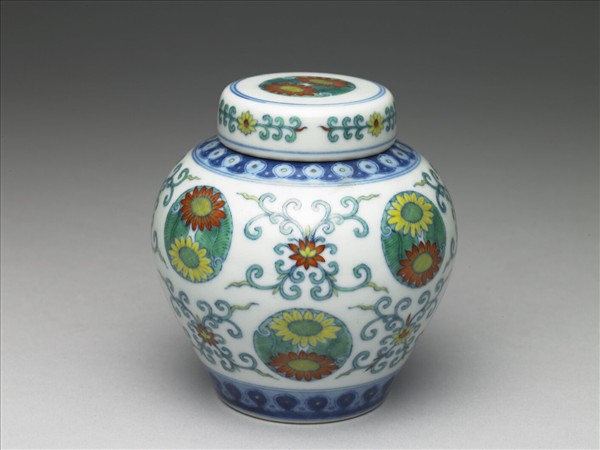 鬥彩團花紋蓋罐