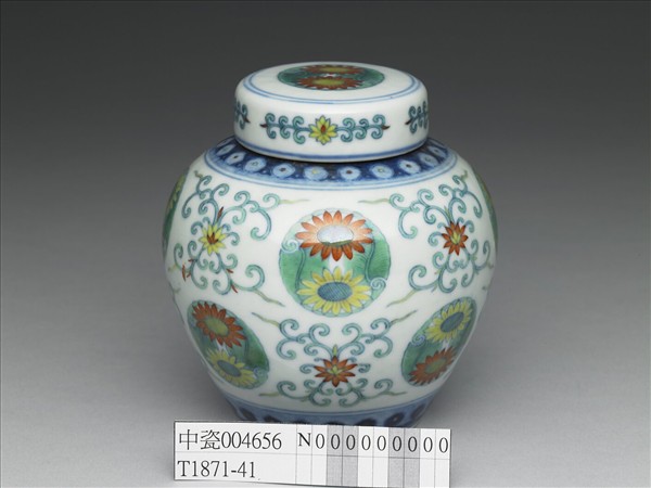 鬥彩團花紋蓋罐