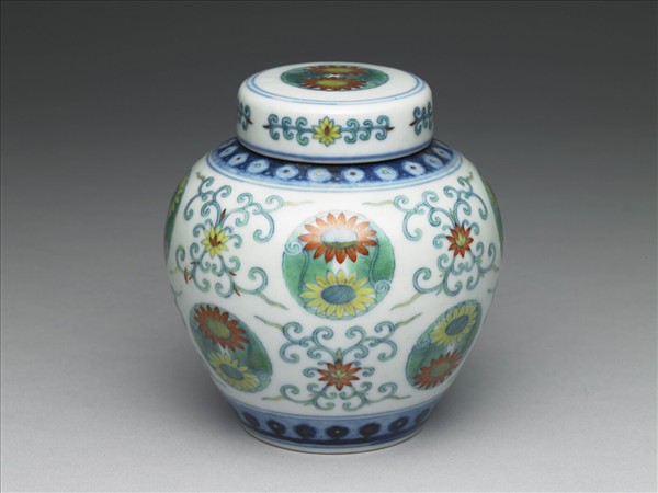 鬥彩團花紋蓋罐