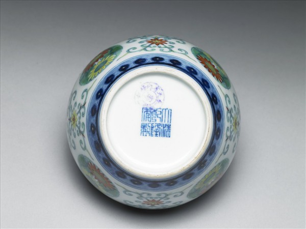 鬥彩團花紋蓋罐