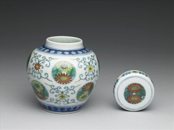 鬥彩團花紋蓋罐