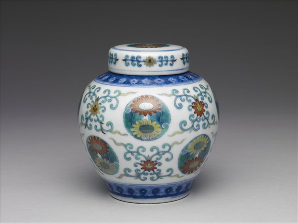 鬥彩團花紋蓋罐