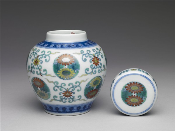 鬥彩團花紋蓋罐