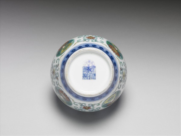 鬥彩團花紋蓋罐