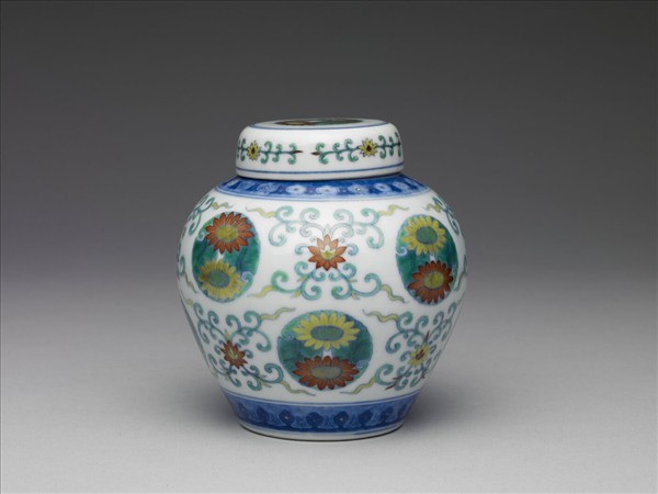 鬥彩團花紋蓋罐