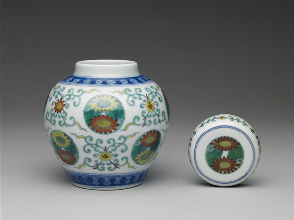 鬥彩團花紋蓋罐