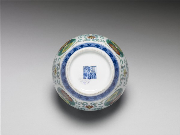 鬥彩團花紋蓋罐