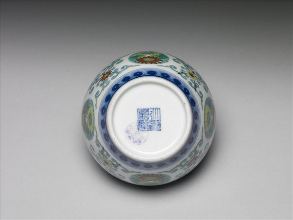 鬥彩團花紋蓋罐