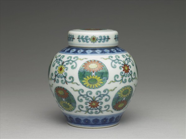 鬥彩團花紋蓋罐