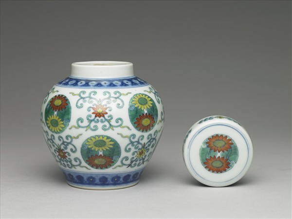 鬥彩團花紋蓋罐