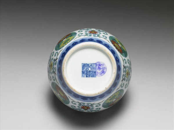 鬥彩團花紋蓋罐