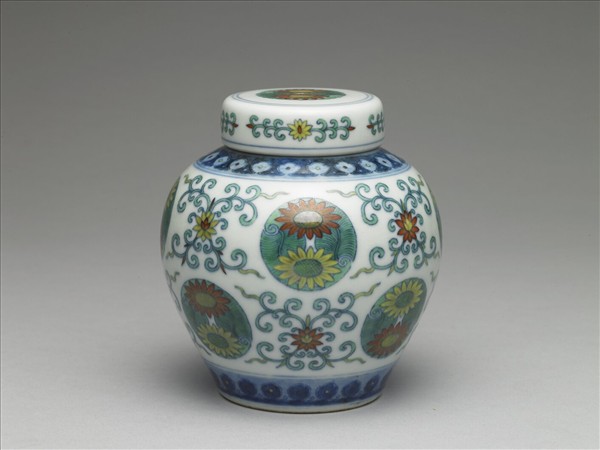 鬥彩團花紋蓋罐