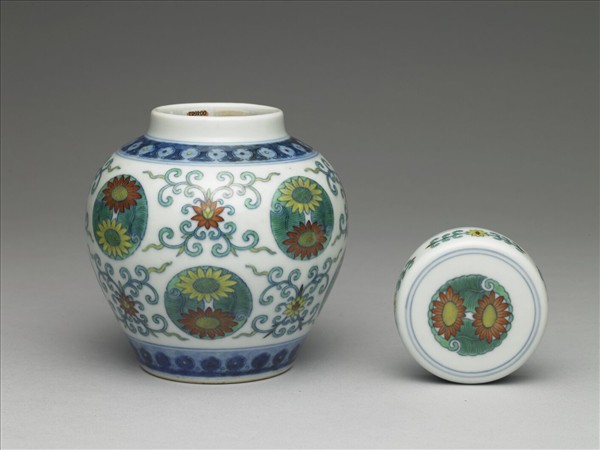 鬥彩團花紋蓋罐