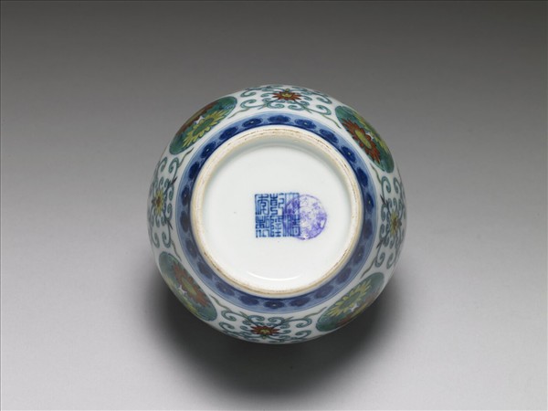 鬥彩團花紋蓋罐