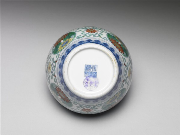 鬥彩團花紋蓋罐