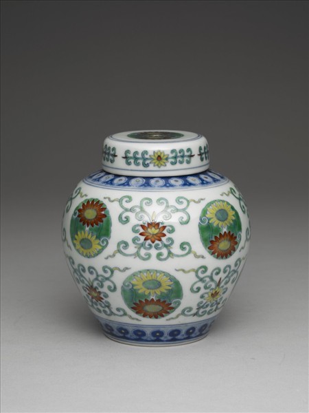 鬥彩團花紋蓋罐