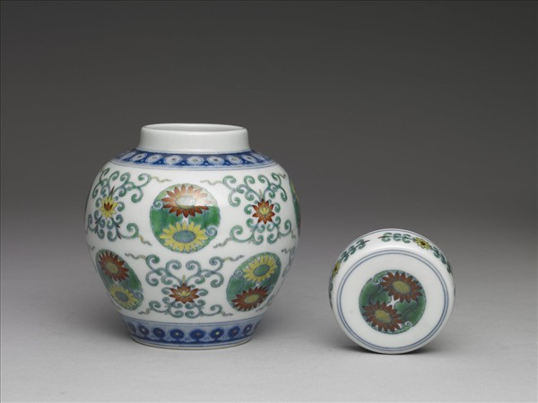 鬥彩團花紋蓋罐