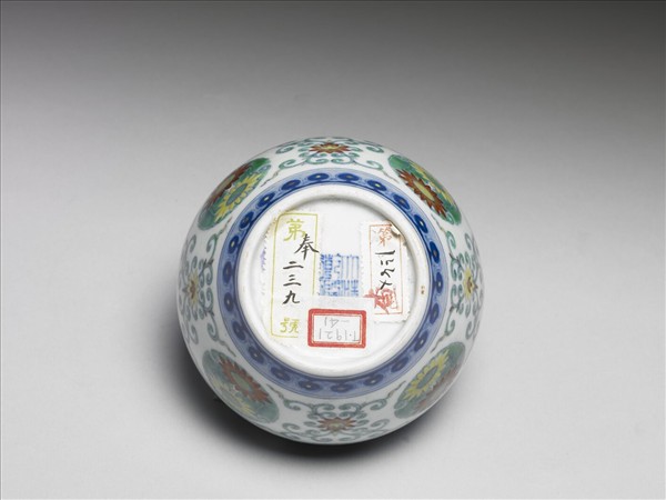 鬥彩團花紋蓋罐