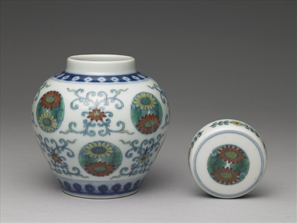 鬥彩團花紋蓋罐