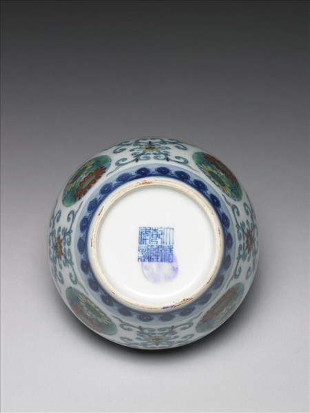 鬥彩團花紋蓋罐